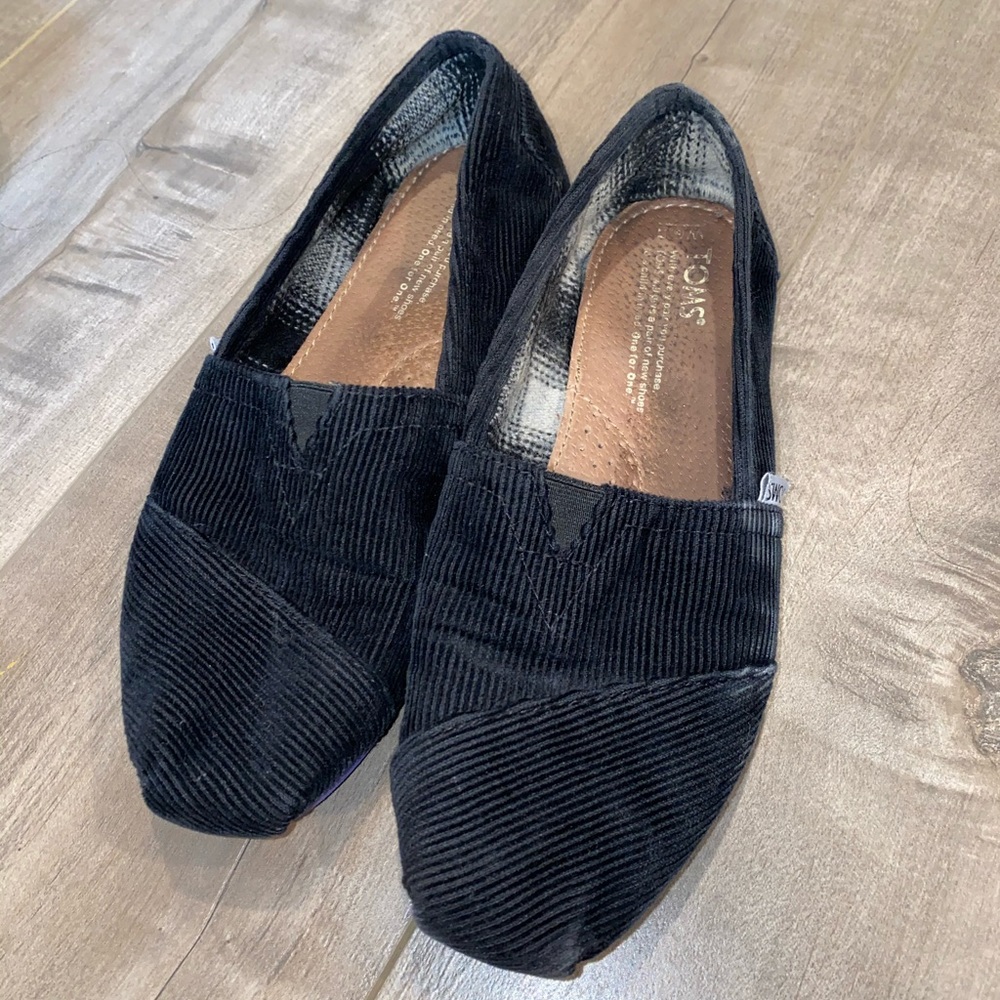 Black corridor Toms